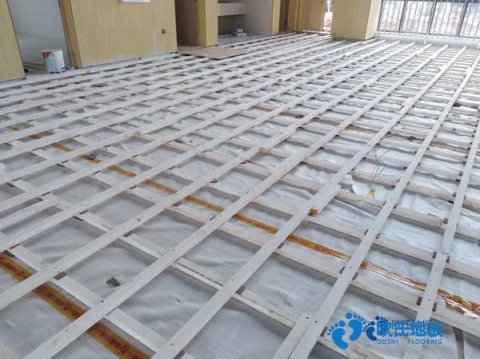 學?；@球場館木地板特點