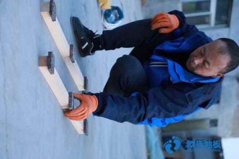 學(xué)?；@球場(chǎng)地地板含水率